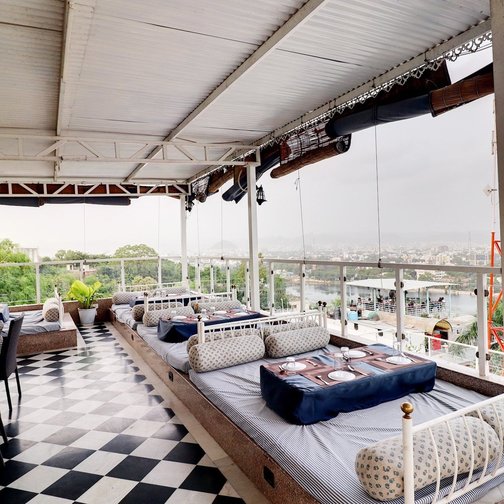 Heritage-Hotel-in-Udaipur-with-dining